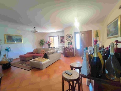 Foto Villa a schiera in Via Sila 32, Grosseto di 226 m² con 7 locali