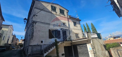 Foto Case semi ndipendenti in Via Procusi, Solopaca di 350 m² con 10 locali