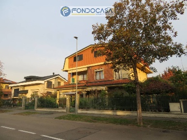 Foto Villa bifamiliare a Nichelino di 348 m² con 12 locali in vendita