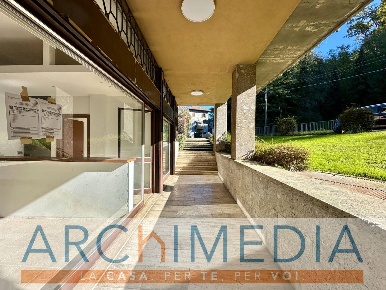 Foto Negozio in Via Maresciallo Luigi Cadorna, Malnate Centro di 96 m²