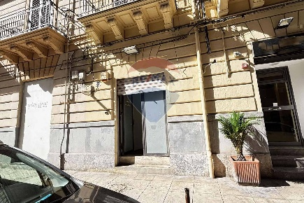 Foto Magazzino in Via Antonio Veneziano, Palermo Zisa di 113 m² in vendita