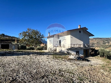 Foto Case semi ndipendenti in C/da San Giovanni, Benevento di 210 m²