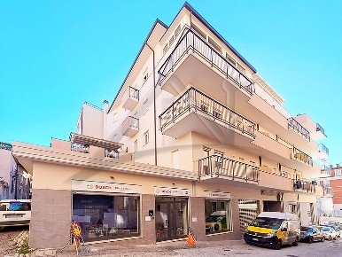 Foto Locale commerciale in Via Camponeschi, L'Aquila di 105 m² con 2 locali