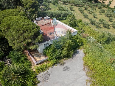 Foto Locale commerciale in Strada del Cavallo, Senigallia Saline di 700 m²