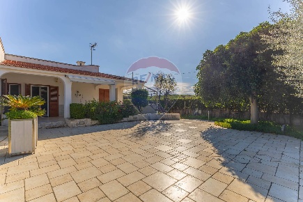 Foto Villa unifamiliare in Via Delle Dune, Ostuni Ostuni Costa di 220 m²