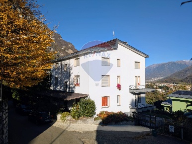 Foto Locale commerciale a Darfo Boario Terme Centro di 140 m² con 4 locali