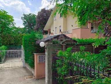 Foto Appartamento in via Monte Grappa, Bernareggio Centro di 124 m²
