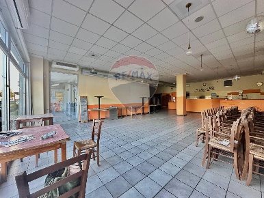 Foto Locale commerciale in via San Donato, Parma San Prospero di 254 m²