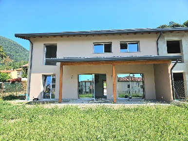 Foto Villa a schiera in Via Verdi, Cittiglio di 130 m² con 4 locali