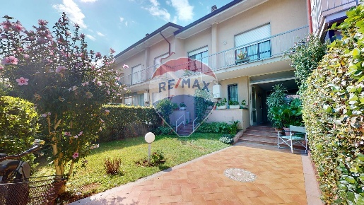 Foto Villa a schiera in Via Gino Lombardi, Pietrasanta di 150 m² in vendita