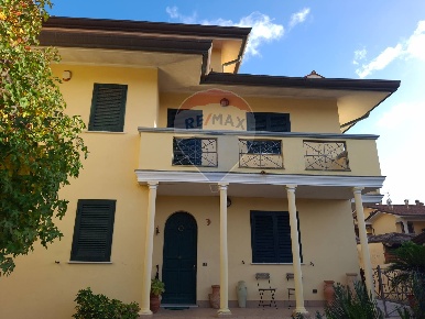 Foto Villa bifamiliare in Via Butterfly, Viareggio Torre del Lago di 203 m²