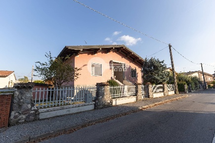 Foto Villa singola in Via Italia, Leno Centro di 189 m² con 4 locali