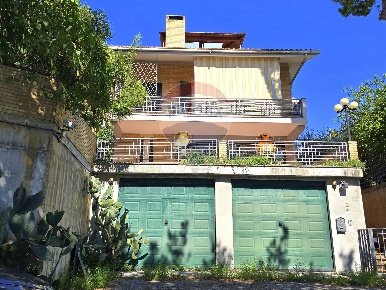 Foto Casa indipendente a Recanati Centro di 350 m² con 8 locali in vendita