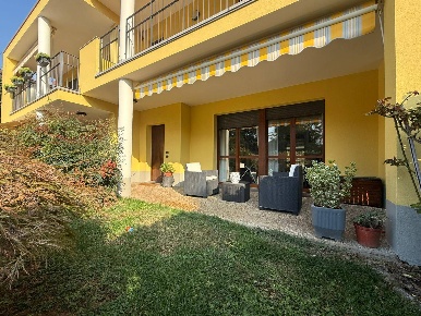 Foto Villa a schiera in MEUCCI, Erba Centro di 160 m² con 7 locali