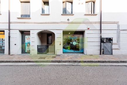 Foto Negozio in VIA NASSIRYA, Vignate Centro di 44 m² in vendita