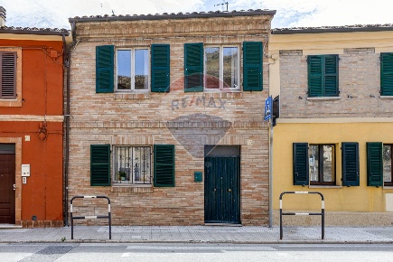 Foto Casa indipendente a Recanati Centro di 130 m² con 6 locali in vendita