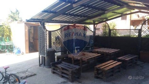 Foto Locale commerciale in Via Siziano, Roma Valle Muricana di 105 m²