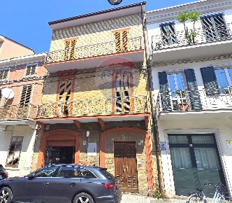 Foto Casa indipendente a Civitanova Marche Centro di 379 m² con 8 locali