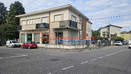 Foto Negozio in PIAZZA REPUBBLICA, Castiglione Olona Centro di 168 m²