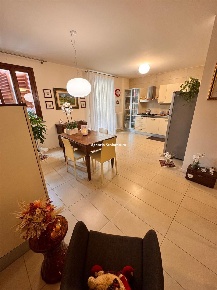 Foto Villa a schiera a Montelabbate di 190 m² con 8 locali in vendita