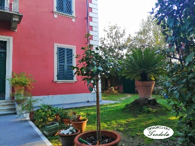 Foto Villa unifamiliare a Carrara Colombiera Molicciara di 550 m²