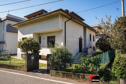 Foto Villa unifamiliare a Thiene Centro di 280 m² con 8 locali in vendita