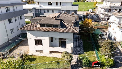 Foto Villa unifamiliare a Thiene Centro di 280 m² con 8 locali in vendita