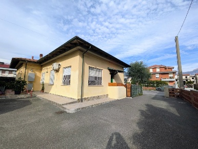 Foto Casa indipendente a Carrara Marina di Carrara di 60 m² con 3 locali