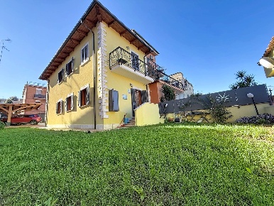 Foto Casa indipendente in Via Antonio Moscatelli, Mentana Centro di 128 m²