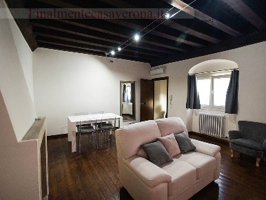 Foto Appartamento in Via Rosa, Verona Centro Storico di 95 m² con 3 locali
