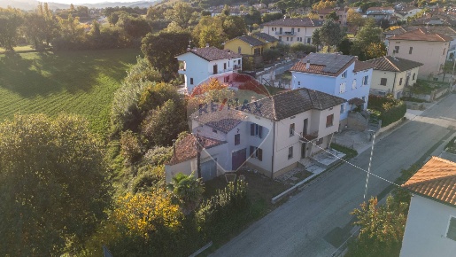 Foto Casa indipendente a San Lorenzo in Campo Centro di 277 m² con 7 locali