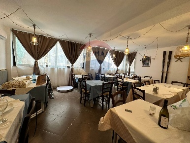 Foto Locale commerciale in Via Arimondi, Pachino di 114 m² con 3 locali