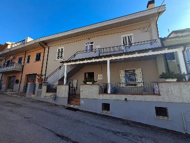 Foto Casa indipendente in rocciano, Teramo di 246 m² con 6 locali