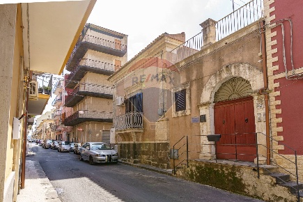 Foto Appartamento in VIA DUCA DEGLI ABRUZZI, Carlentini Centro di 360 m²