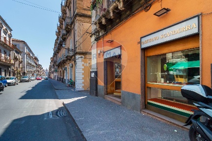 Foto Locale commerciale in Via Garibaldi, Catania Centro Storico di 100 m²