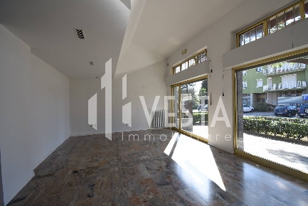 Foto Locale commerciale in Via Trento, Osnago Centro di 100 m² con 3 locali