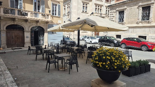 Foto Attività commerciale in Largo Crivelli, Ascoli Piceno di 110 m²