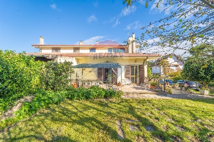 Foto Appartamento in Via delle Petunie, Rocca Priora Centro di 360 m²