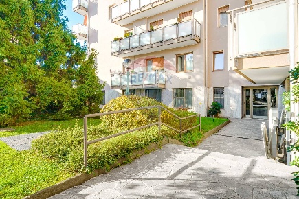 Foto Ufficio in VIA XXIX MAGGIO, Legnano di 320 m² con 12 locali in vendita