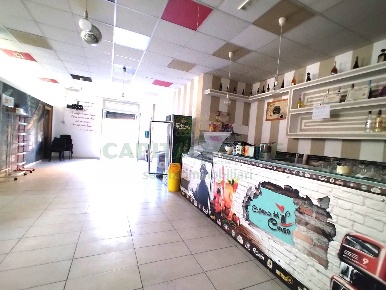 Foto Locale commerciale in via dante alighieri, Curti di 195 m² in affitto