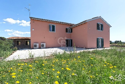 Foto Villa singola in Strada Castel D'Asso, Viterbo di 305 m² con 6 locali