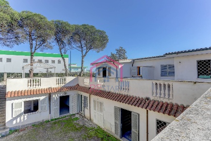 Foto Villa bifamiliare in Via Campobello, Pomezia di 130 m² con 2 locali