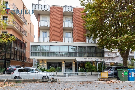 Foto Hotel a Bellaria-Igea Marina di 1000 m² con 34 locali in vendita