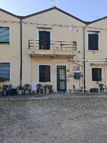 Foto Villa a schiera a Bondeno Centro di 120 m² con 5 locali in vendita