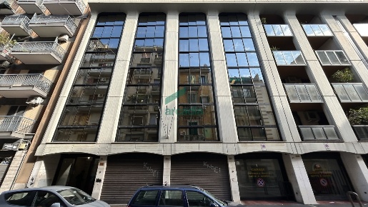 Foto Ufficio in Via Michele Garruba 47, Bari Murat di 1670 m² con 40 locali