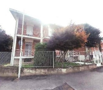 Foto Appartamento in Vicolo Finlandia 7, Vercelli di 94 m² con 5 locali