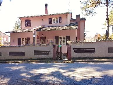 Foto Villa singola in Via G. Marconi 1, Radicofani di 300 m² con 8 locali