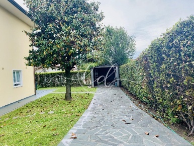 Foto Appartamento a Pietrasanta Capezzano Pianore di 120 m² con 7 locali