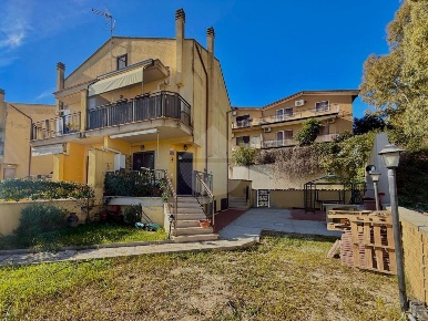 Foto Villa a schiera in Via Arzana, Roma di 90 m² con 3 locali in vendita