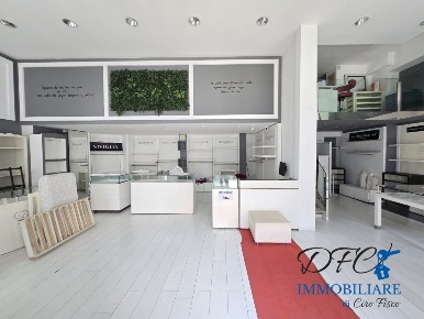Foto Locale commerciale a Afragola di 90 m² con 1 locali in affitto